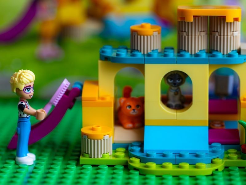 How to customize LEGO minifigures?